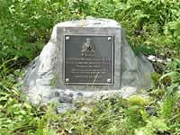 Memorial to fallen RCMP on Teslin Lake (192kb)